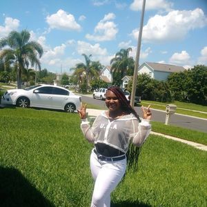 Meet your Posher, Lonia